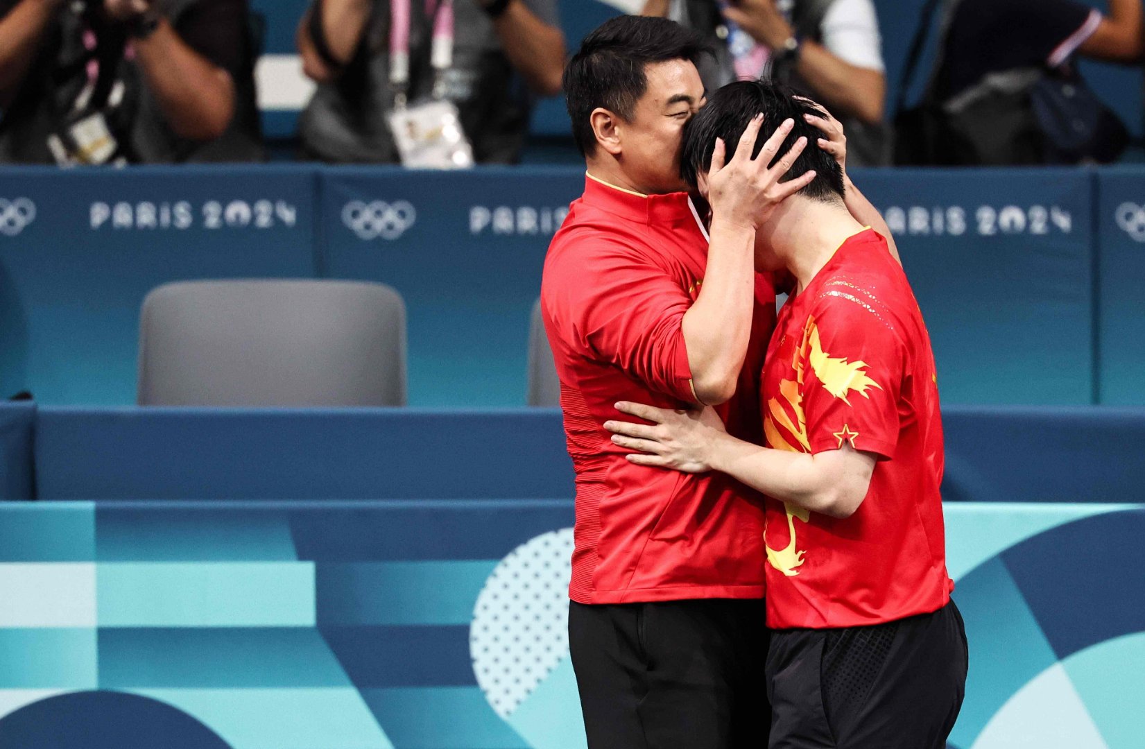 包含中国乒乓球队鏖战法国乒乓球队，王皓送出助攻的词条