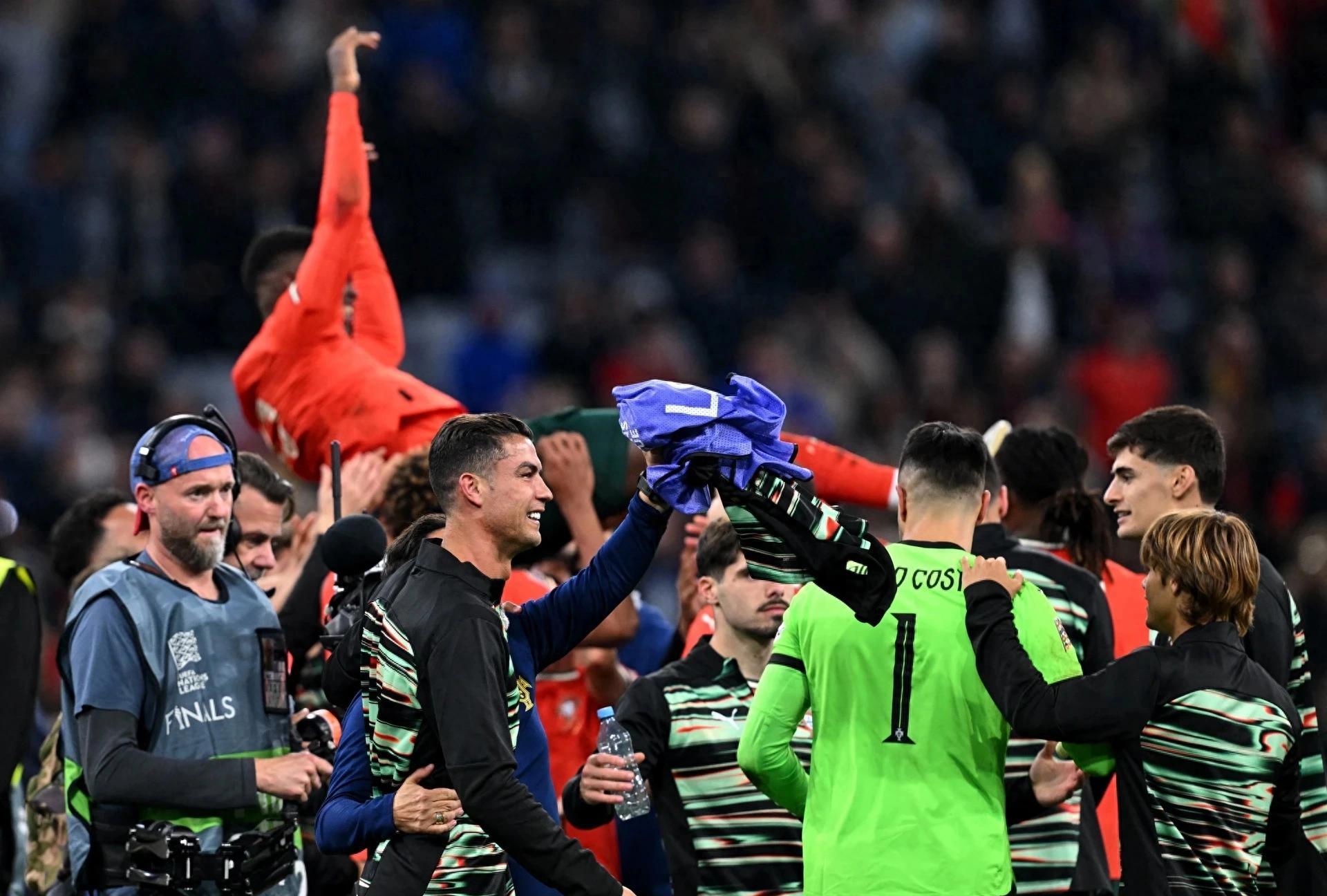 包含瑞典不敌葡萄牙,遗憾出局欧洲杯半决赛的词条 包含瑞典不敌葡萄牙,遗憾出局欧洲杯半决赛的词条