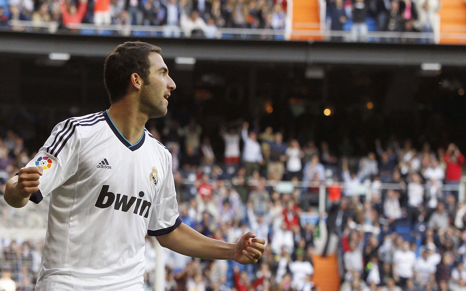 洪都拉斯对阵苏格兰,苏亚雷斯一锤定音,诠释足球场上的唯一性瞬间