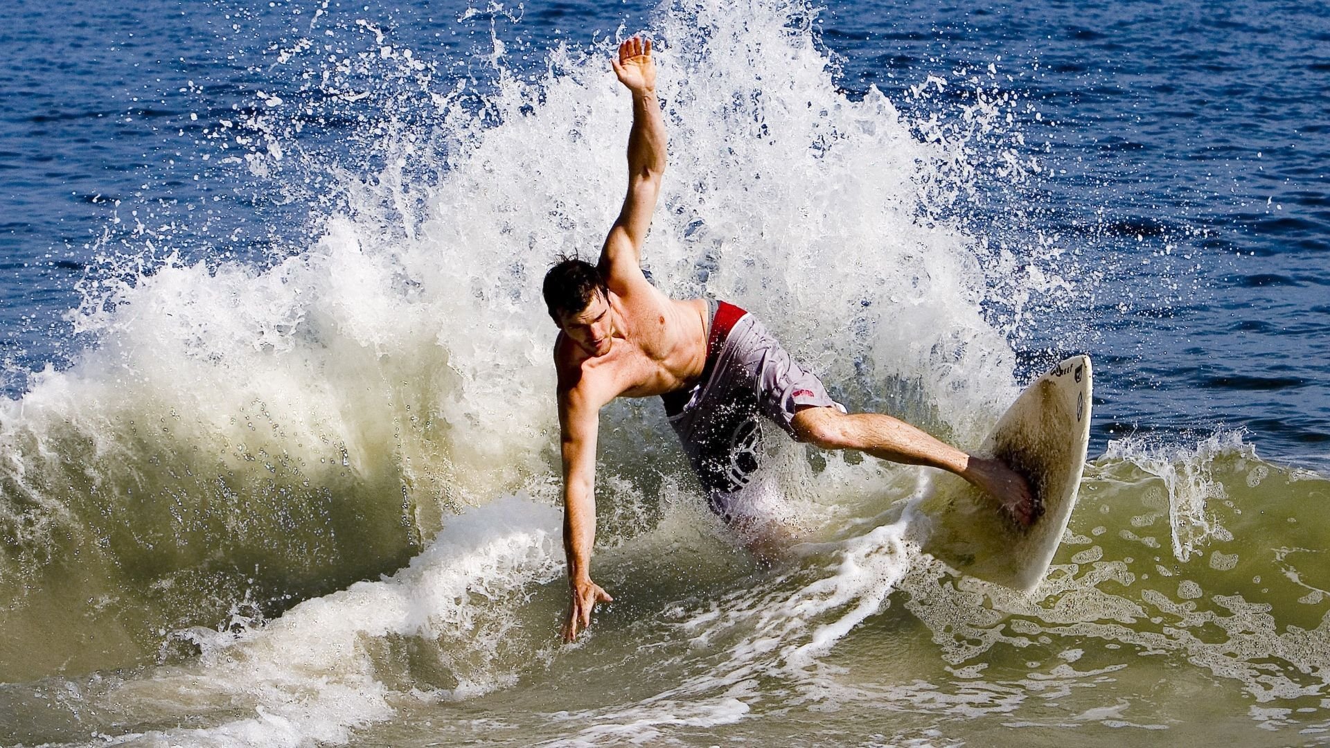 欧冠淘汰赛之夜，恩比德表现堪称教科书，当篮球巨星在足球巅峰之夜闪耀